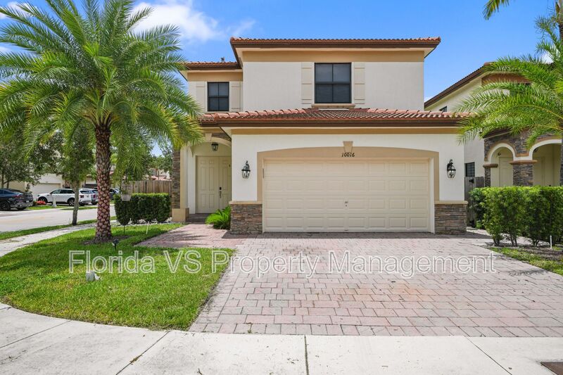 Doral House: 10016 NW 89 TER
