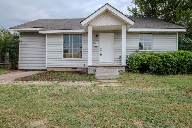Midwest City House: 221 West Douglas Drive