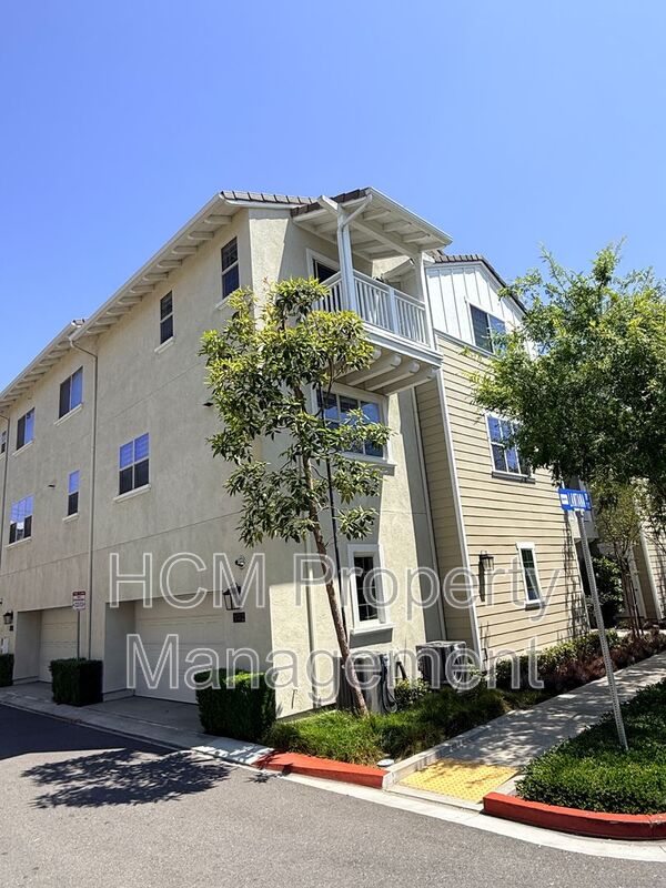 Stanton Townhome: 142 Lantana Dr