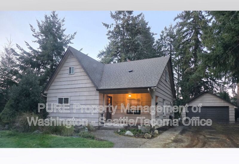 University Place House: 5215 53rd Street W