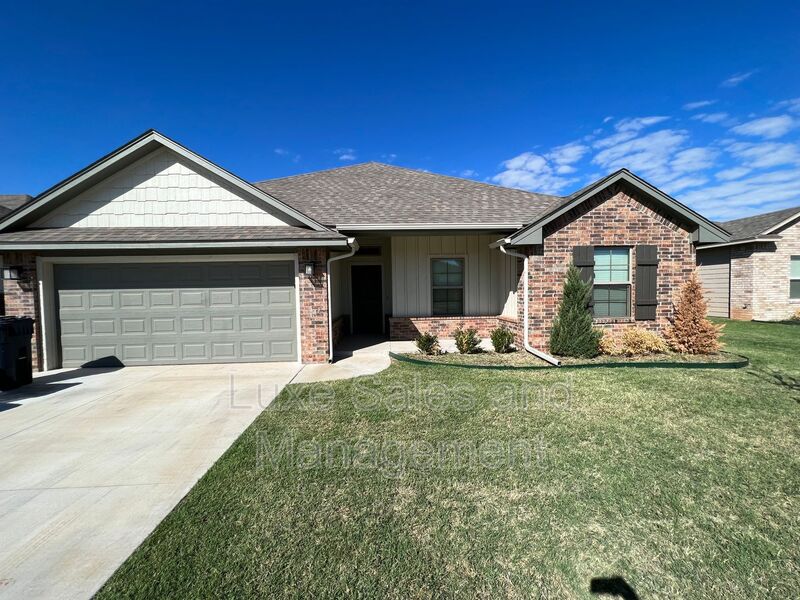Yukon House: 1925 Sara Vista Dr