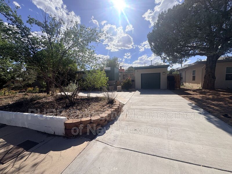 Albuquerque House: 1013 Richmond Dr SE