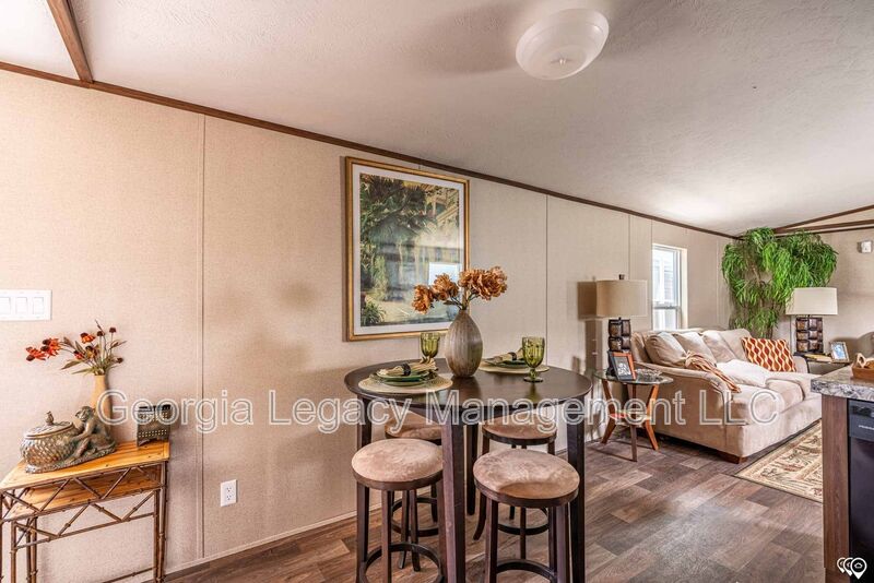 Royston House: 57 Shady Circle