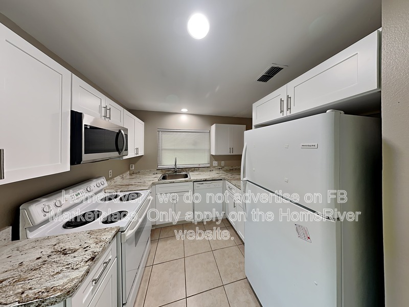 Kissimmee Townhome: 421 Hunter Cir