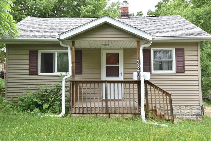 Cedar Rapids House: 320 30th Street Dr. SE