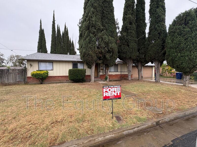 Dinuba House: 690 West North Way