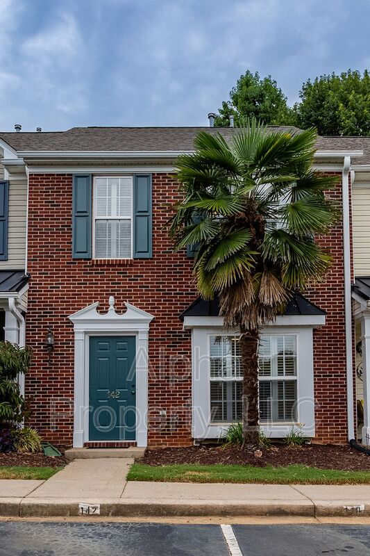 Greer Townhome: 142 Spring Crossing Cir