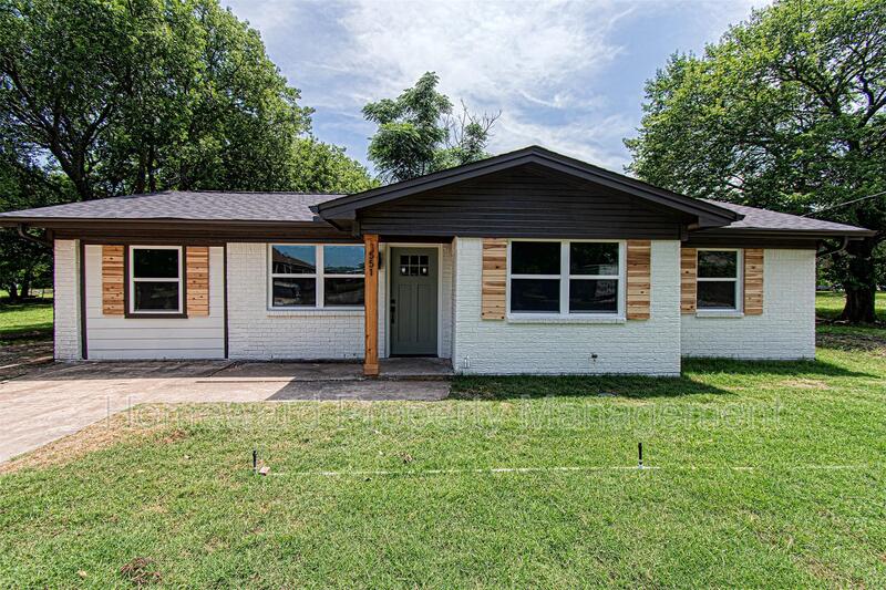 Pilot Point House: 551 E. Burks St Pilot Point, TX 76258