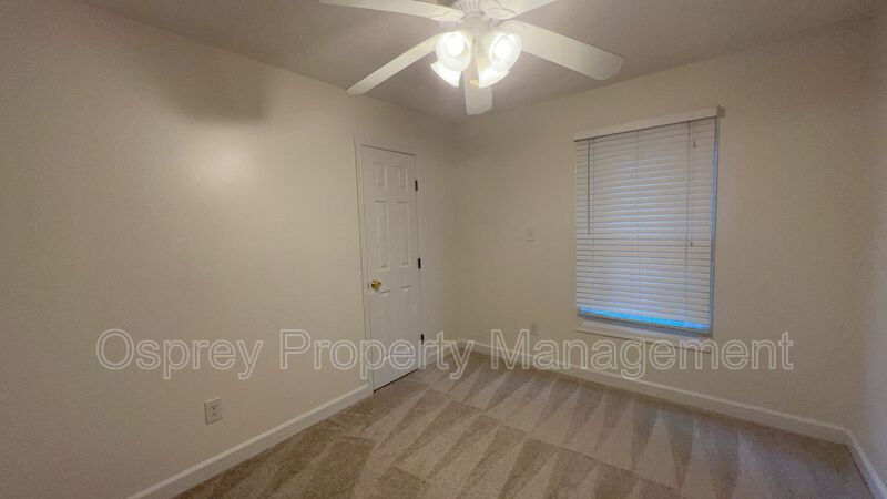 Spacious 4-Bedroom Home with Sunroom! - Photo 12
