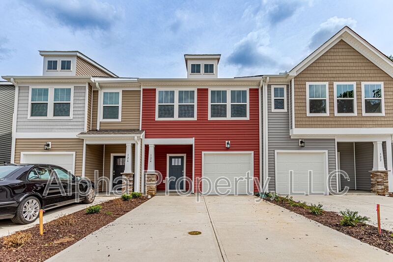 Simpsonville House: 124 Keel Ln