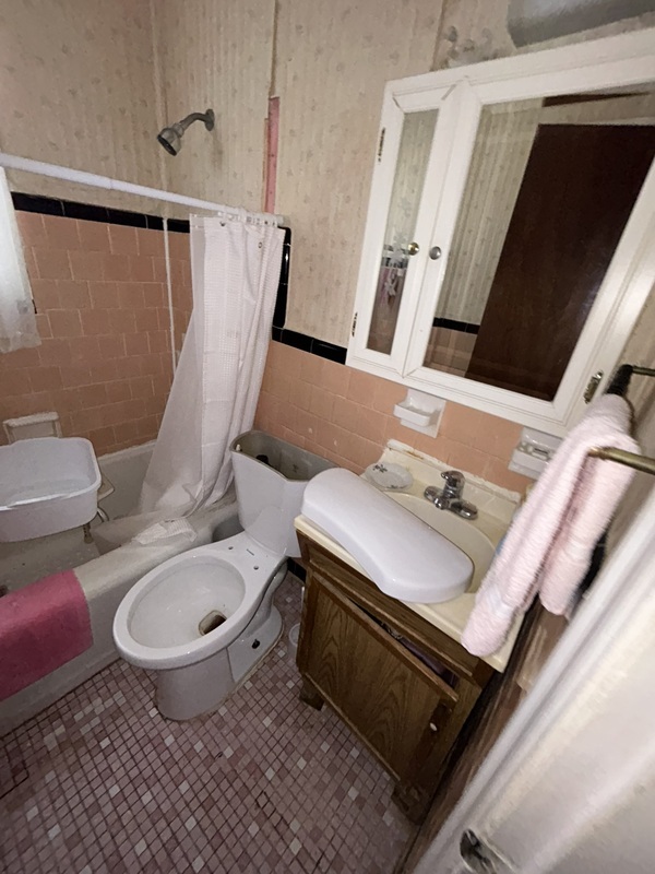 Saint Louis House: 5300 Fletcher St