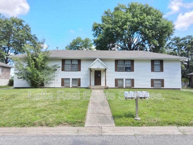 Blue Springs Apartment: 1101 NW Mock Ave