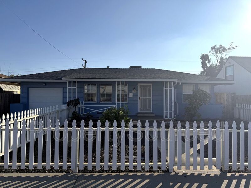 Manteca House: 632 Fir St