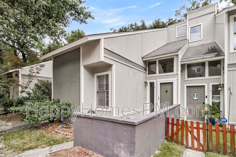 Charleston House: 2769 Jobee Dr