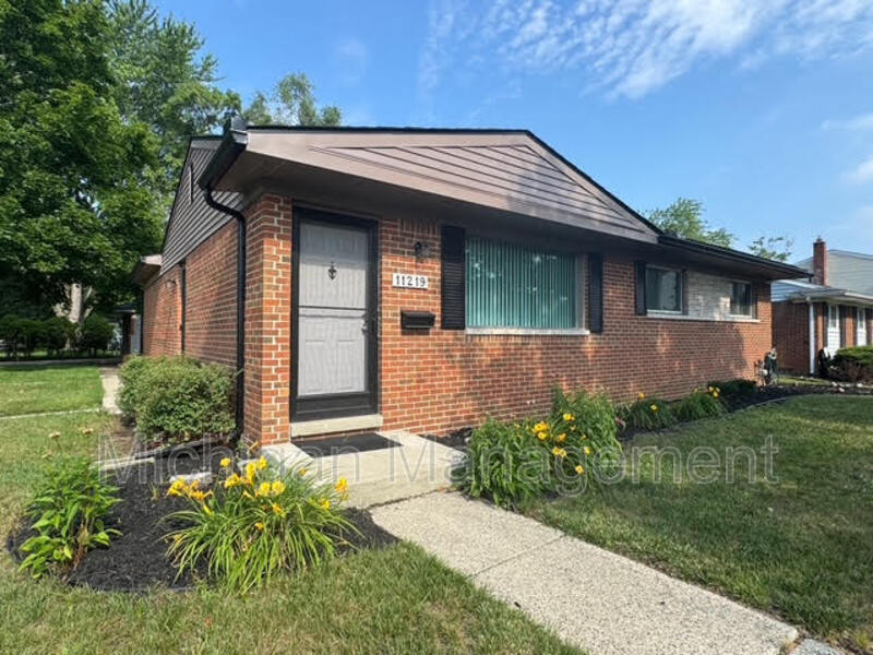 Plymouth House: 11219 Morgan Ave