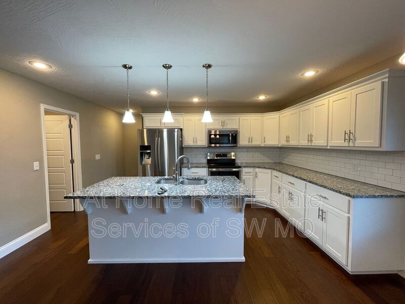 Nixa House: 1659 N Eagle Valley Ln