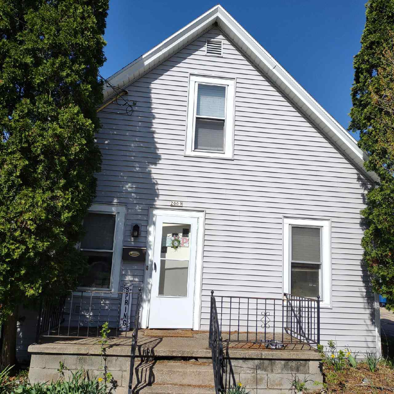 Oshkosh House: 2009 Mount Vernon Street