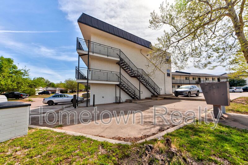 Edmond House: 1012 Chartrand Ave