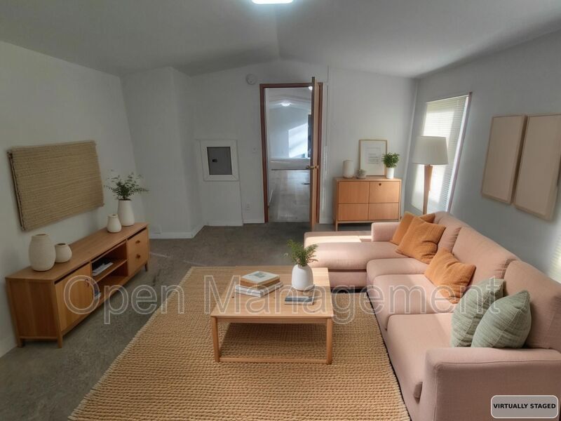 Jackson House: 301 Mantle Ave