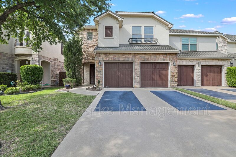 Carrollton House: 2561 Fountain Cove