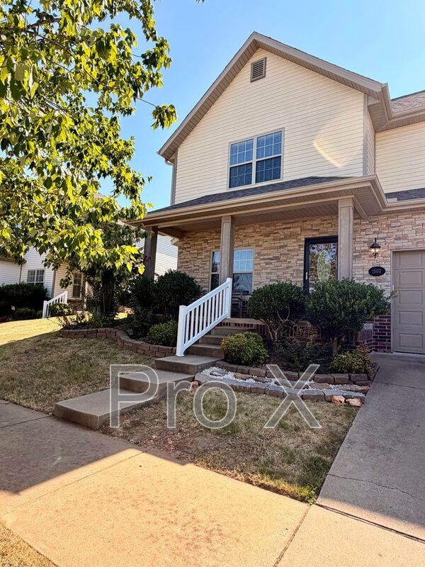 Bentonville House: 1500 NE Dysart Woods Lane