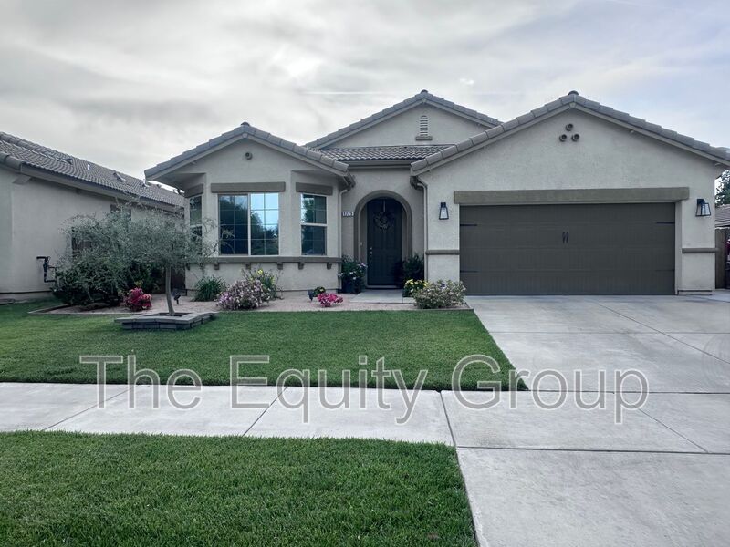 Visalia House: 1725 North Silvervale St