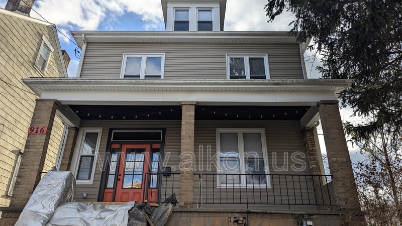 Pittsburgh House: 916 Deely Street