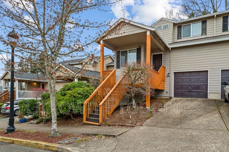 Happy Valley House: 14194 SE Summerfield Loop