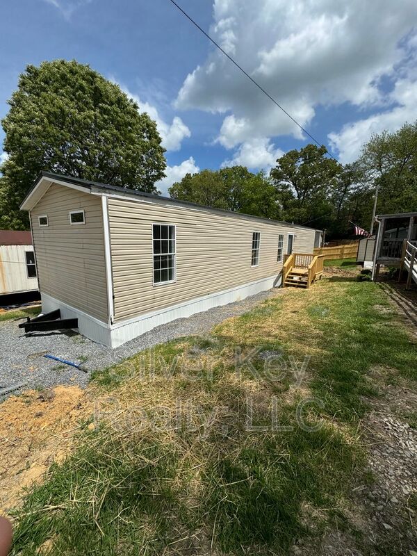 Athens House: 3000 Highway 11 S.