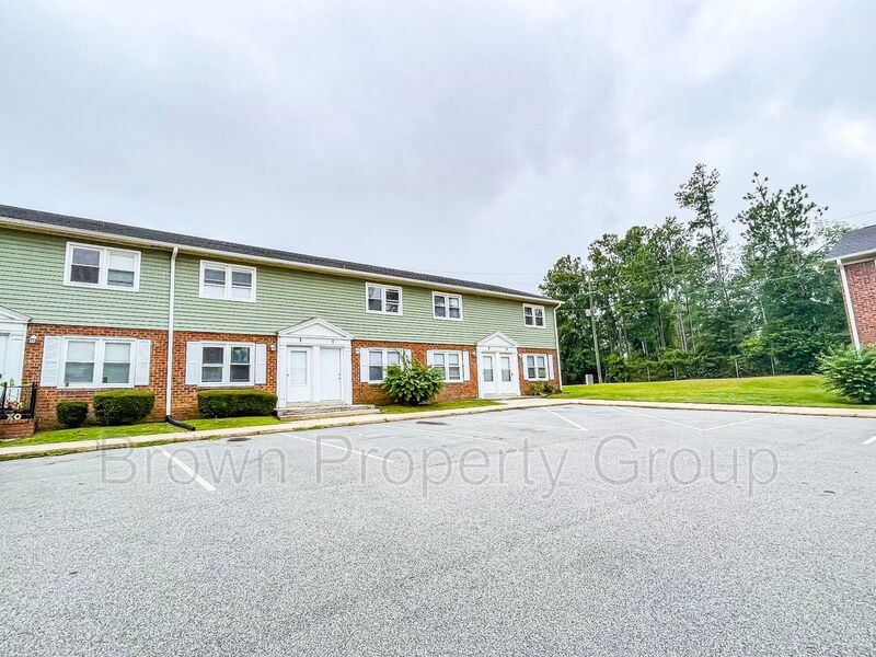 Fayetteville House: 2105 Grand Prix Dr