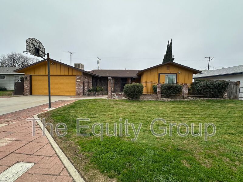Visalia House: 1413 West Cambridge Ave
