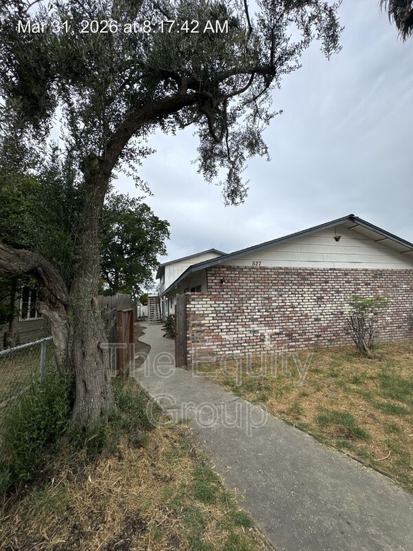 Visalia Condo: 527 S Garden St
