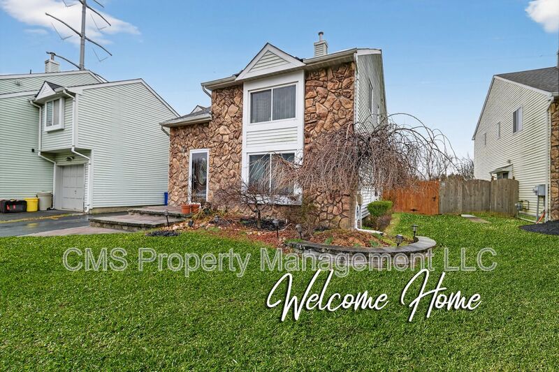 Dayton House: 34 Jeffrey Cir