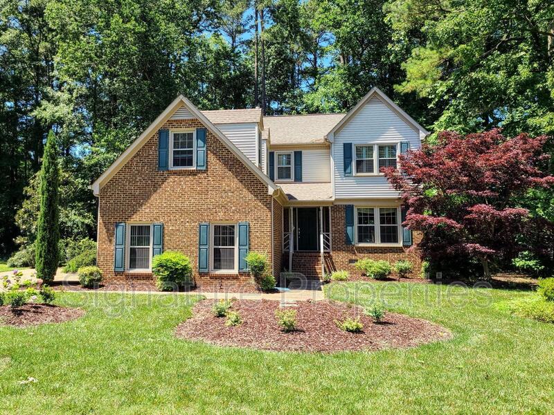 Yorktown House: 112 Elm Lake Way