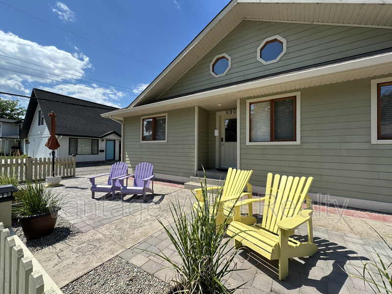 Kelowna House: 690 Kingsway Ave