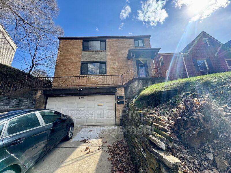 Brentwood Condo: 229-231 Marylea Avenue