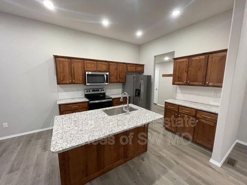 Rogersville House: 204 Hickory Hills