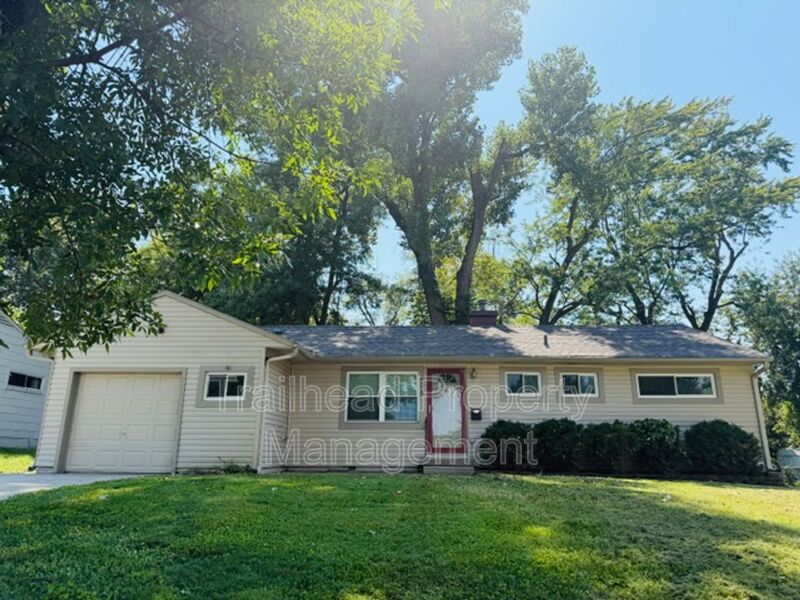 Lees Summit House: 208 McClendon Drive