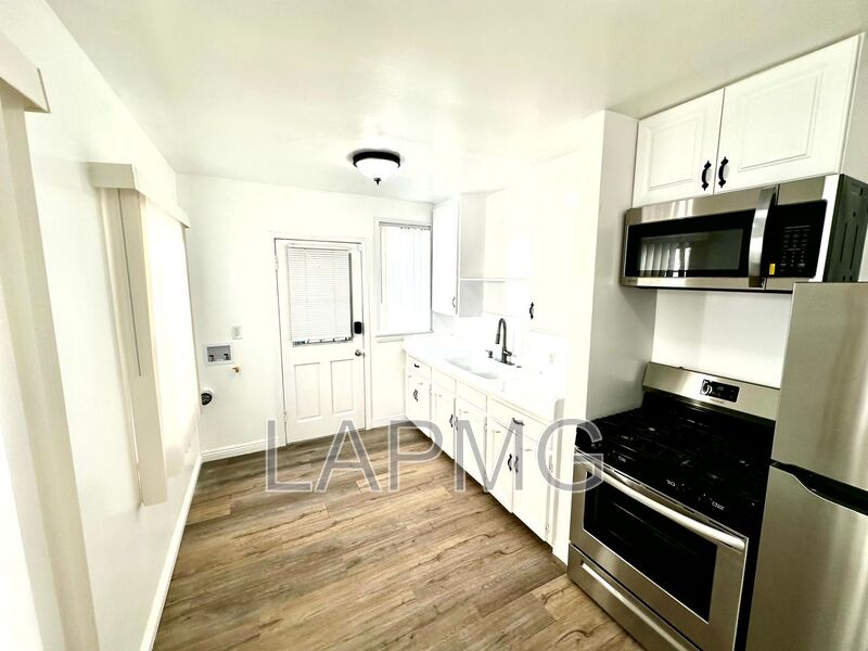 Los Angeles House: 4080-4084 Leimert Blvd