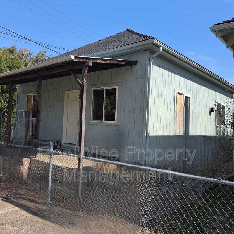 Roseburg Condo: 328 SE Lane Ave