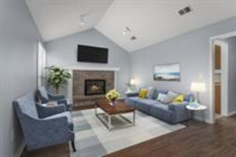 Lee's Summit Condo: 402 NE Independence Ave - B