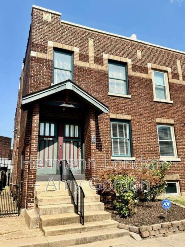 St. Louis Townhome: 2145 Victor Street