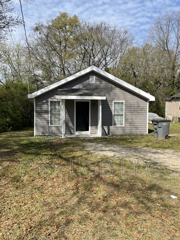 LaGrange House: 201 Bagley Street