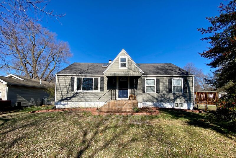 Springfield House: 1471 E McGee