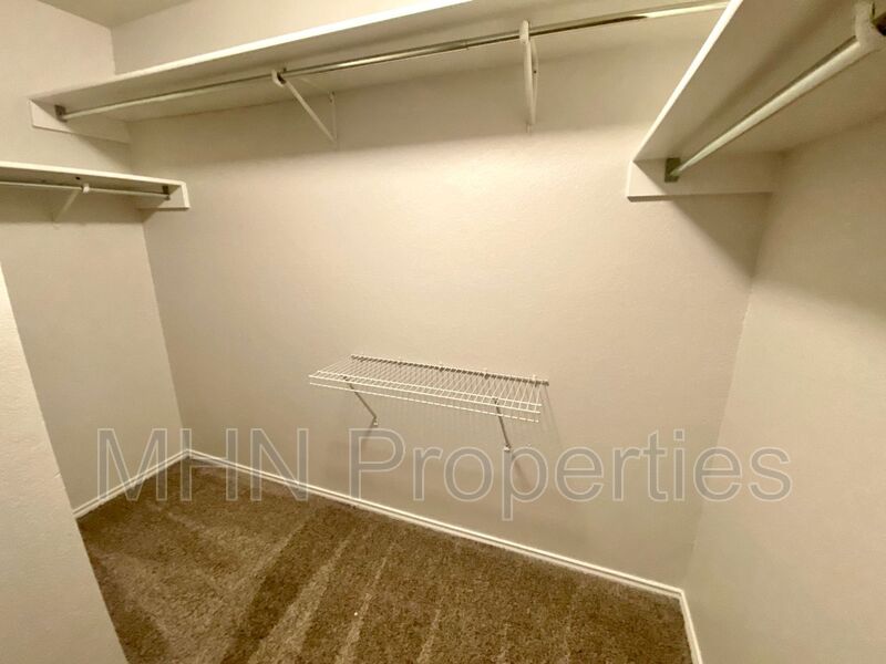 Large and Lovely3 bed/2.5 bath 2-story, right in the heart of new Braunfels, off 35-S and Seguin Avenue! - Photo 27