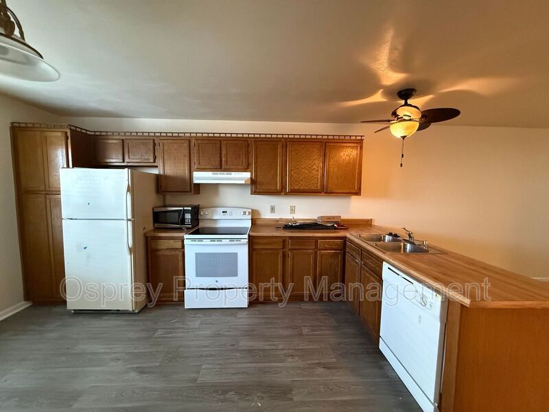 2BR/2BA Beachside Condo – Close to Naval Base, Dining & Shopping - Photo 4