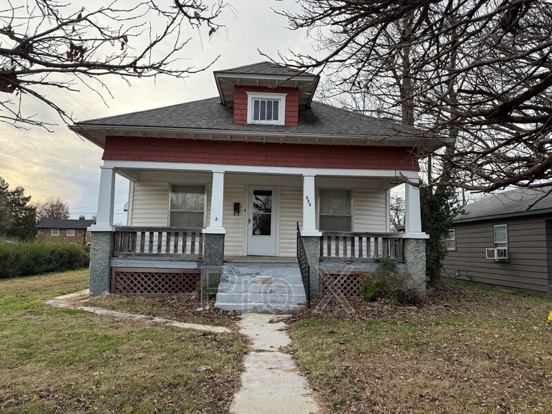 Joplin House: 232 S Patterson