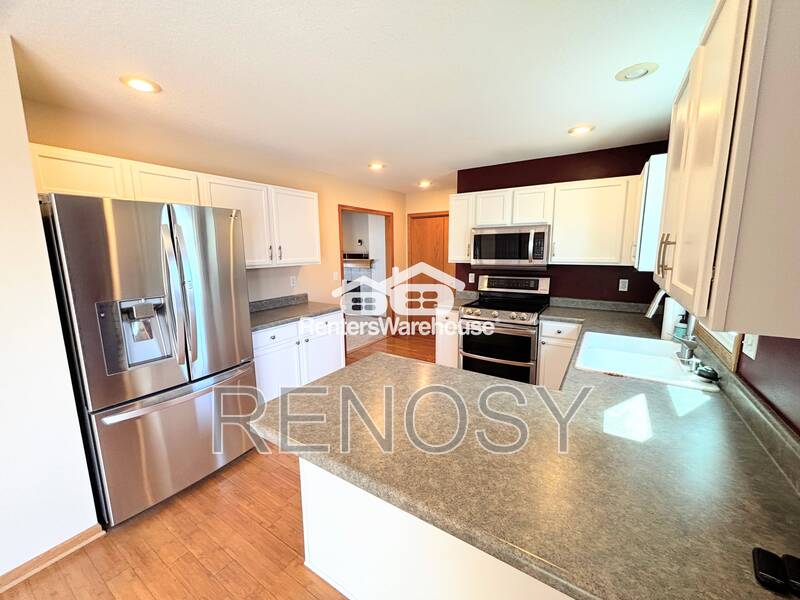Waukee House: 330 NE Cardinal Ln