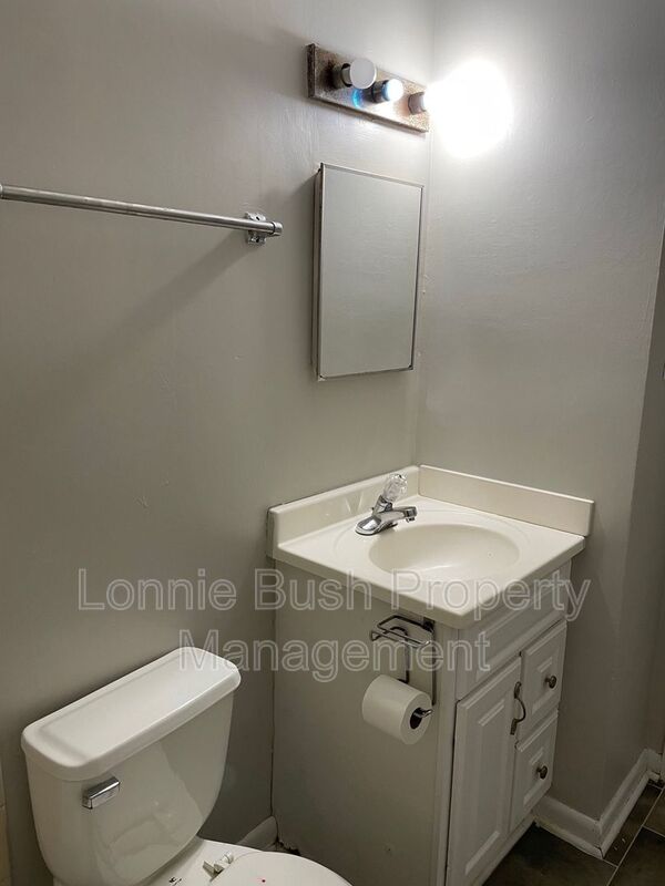 3 Bedroom spacious brick ranch style! - Photo 12