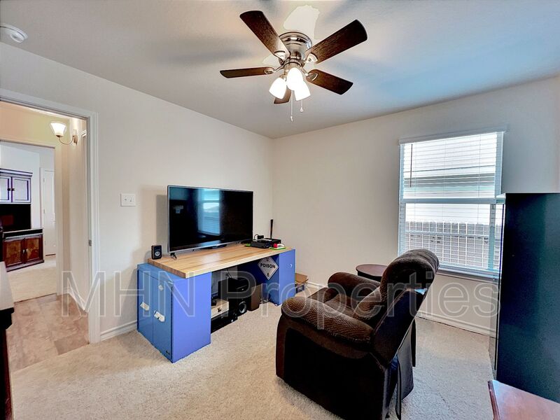 4 bed/2 bath beautiful newer built home located in Redbird Ranch! - Photo 14
